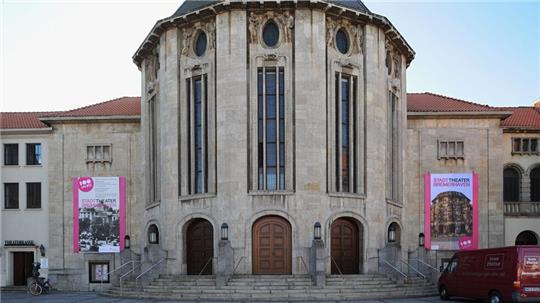 Das Stadttheater Bremerhaven zeigt ein Stück mit türkischen Übertiteln. (Archivbild)