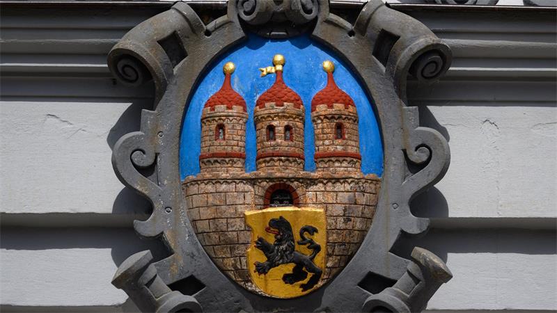 Nach Hotel-Randale noch viele Fragen offen - OB schweigt Das Stadtwappen von Freiberg. Die Stadt mit mehr als 40.000 Einwohnern hat eine lange Bergbautradition. (Symbolbild)
