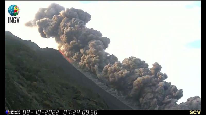 Vulkan Stromboli beruhigt sich - kaum noch neues Magma Das Standbild aus einem Video zeigt den Ausbruch des Vulkans Stromboli am 9. Oktober.