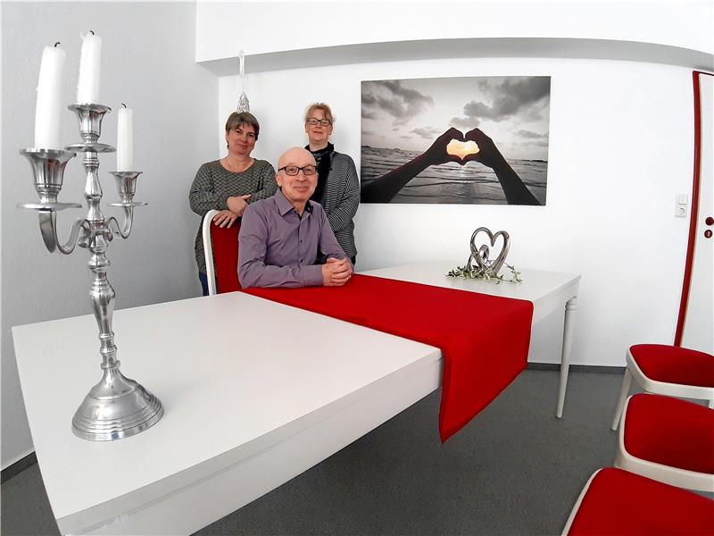 Das Standesamt-Trio (v. l.): Susanne Hausdörfer, Ingo Sandhagen und Astrid Freitag. Sie können Hochzeitswilligen verschiedene Orte für die Trauung vorschlagen. Das Trauzimmer im Verwaltungsgebäude ist nur eines. Foto: Potthast