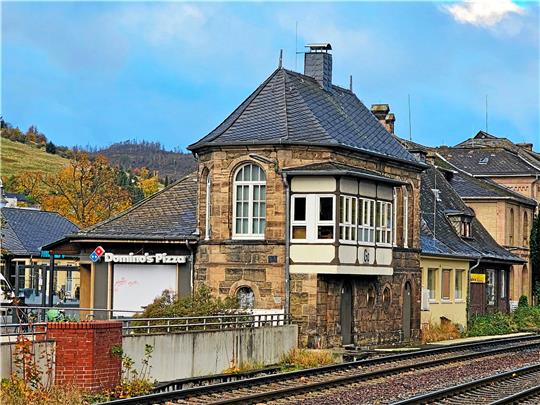 Das Stellwerk in Goslar gehört zum Bahnhofs-Ensemble in der Kreisstadt. Ebenso wie die Stellwerke in Oker und Bad Harzburg steht es unter Denkmalschutz, wird aber nach der Digitalisierung nicht mehr benötigt. Foto: Sowa