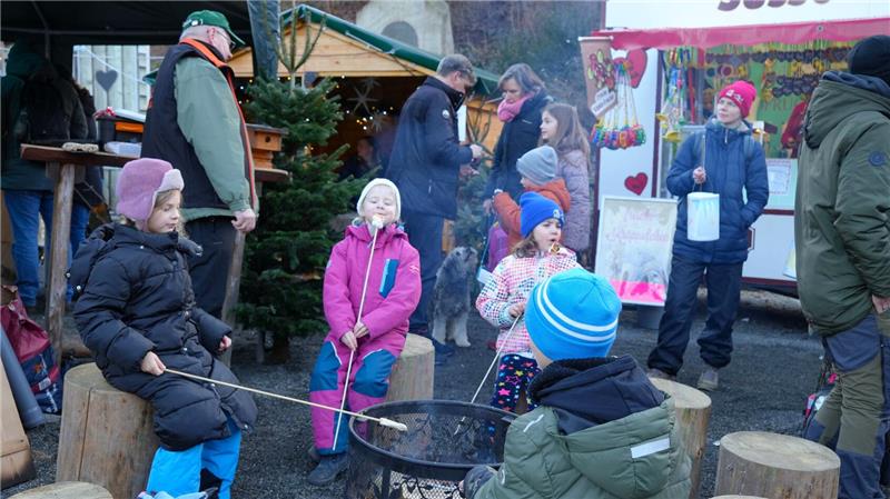 Wintergaudi: Altenau kann auch ohne Schnee feiern Das Stockbrotbacken ist bei den Kindern besonders beliebt.