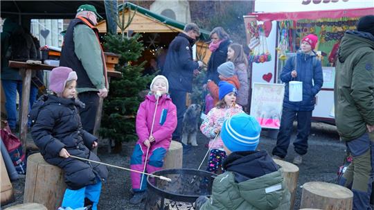 Das Stockbrotbacken ist bei den Kindern besonders beliebt.
