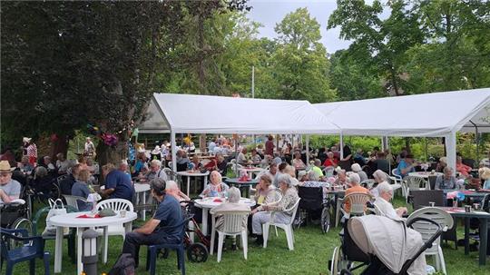 Das Straßenfest auf der Rammelsberger Straße war ein voller Erfolg: Bewohner des Theresienhofs genießen mit ihren Angehörigen den Nachmittag bei Kaffee und Kuchen.