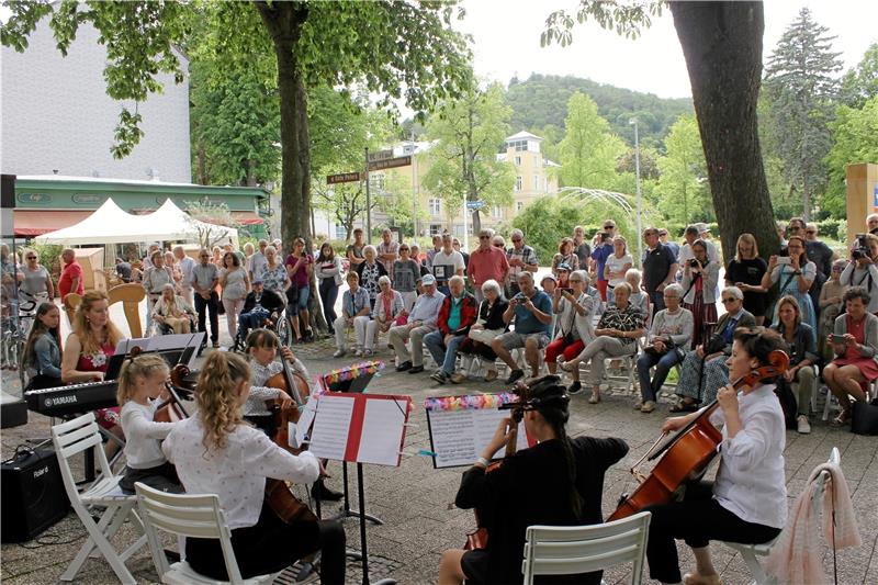 Landkreis Goslar erhöht Zuwendung für die Kreismusikschule Das Streicher-Ensemble der Kreismusikschule, „Celli Pirelli, unter Leitung von Eva Csaranko (rechts), Julia Lahmer am Klavier (links) und Ronja Steinberg mit Harfe spielen vor einem großen Publikum in der Bad Harzburger Bummelallee. Archivfoto: Seltmann