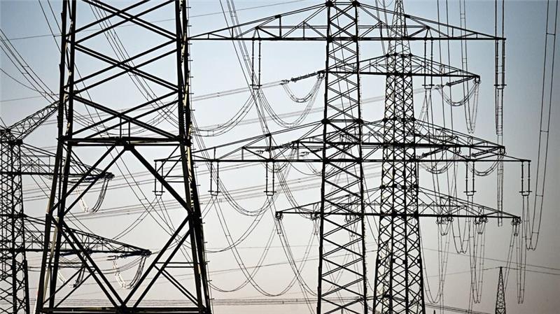 In Energiewende-Berufen fehlen immer mehr Fachleute Das Stromnetz muss ständig an die neuen Energiequellen angepasst werden.