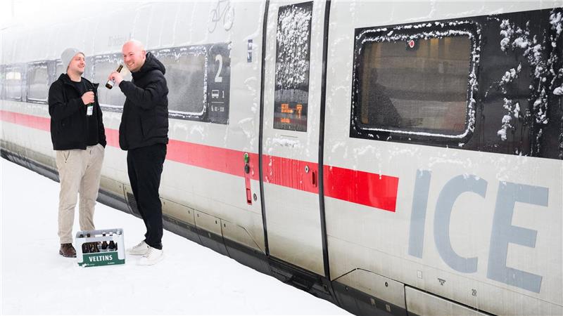 Das Sturmtief „Elli“ kann ihnen nichts anhaben: Zwei gut gelaunte HSV-Fans bei ihrem ungeplanten Stopp in Hannover auf dem Weg zum Bundesliga-Spiel in Freiburg. 