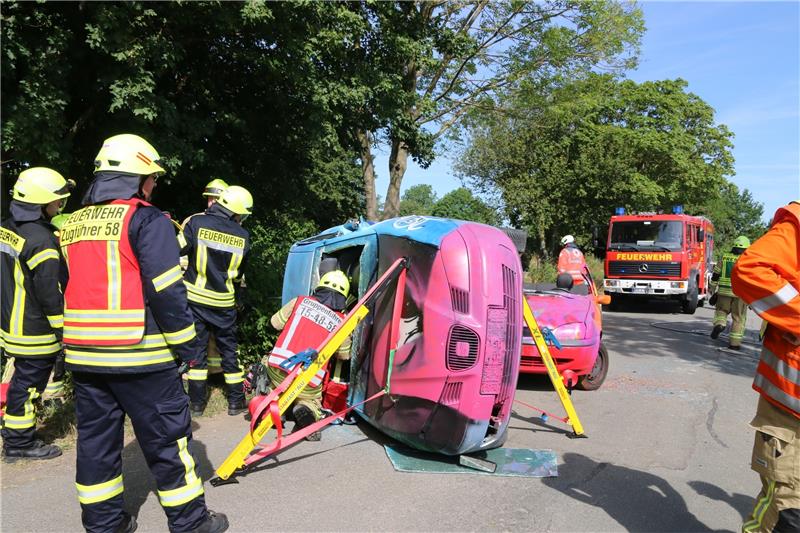 Sirenenalarm: Liebenburgs Feuerwehren trainieren für Ernstfall Das Szenario der Übung: Zwei Pkw sind zusammengestoßen, in einem Fahrzeugwrack ist ein Unfallopfer eingeklemmt. Foto: Leifeld