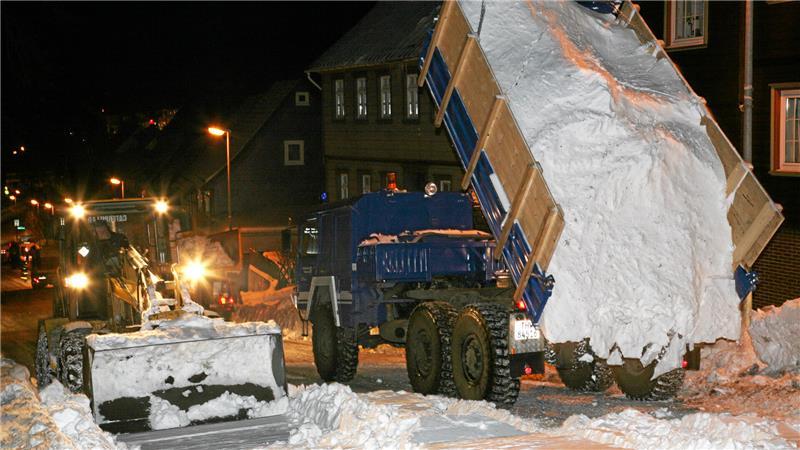 Volksrodeln: Ein Event mit Geschichte kehrt in den Oberharz zurück Das THW ist 2010 mit schwerem Gerät dabei, die Osteröder Straße für das Volksrodeln vorzubereiten.