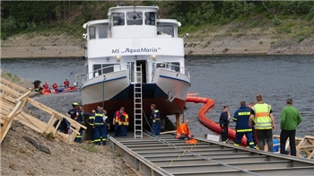 Das THW und die Feuerwehr sind 2020 gefragt, damit die MS „Aquamarin“ beim Stapellauf von dem Bedarfsanleger nicht Schiffbruch erleidet.