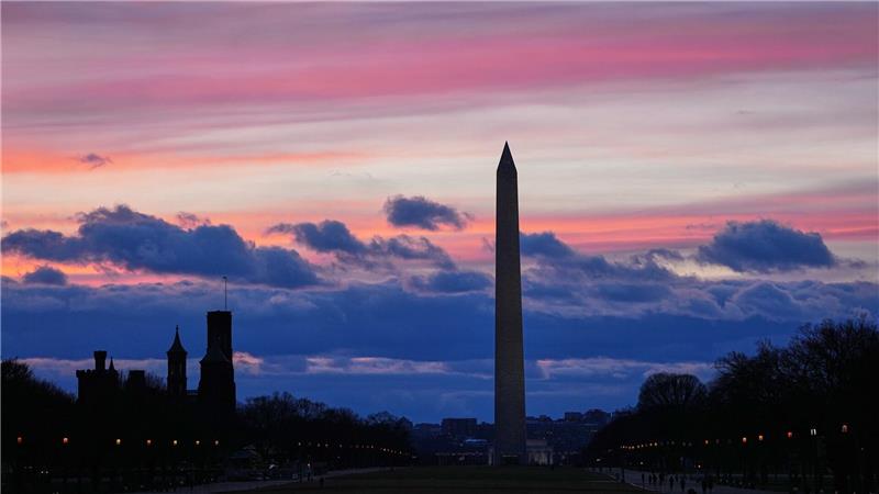 Das Tageslicht verschwindet hinter dem Washington Monument, am Tag vor der Rede von US-Präsident Trump zur Lage der Nation.