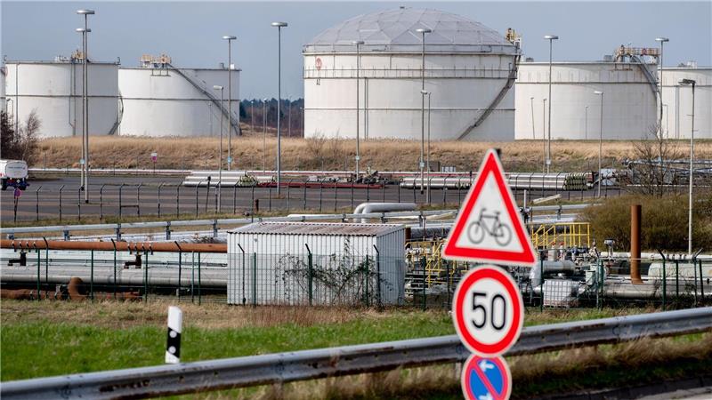 Das Tanklager des Unternehmen HES in Wilhelmshaven soll zu einem Exportterminal für CO2 ausgebaut werden. (Archivbild)