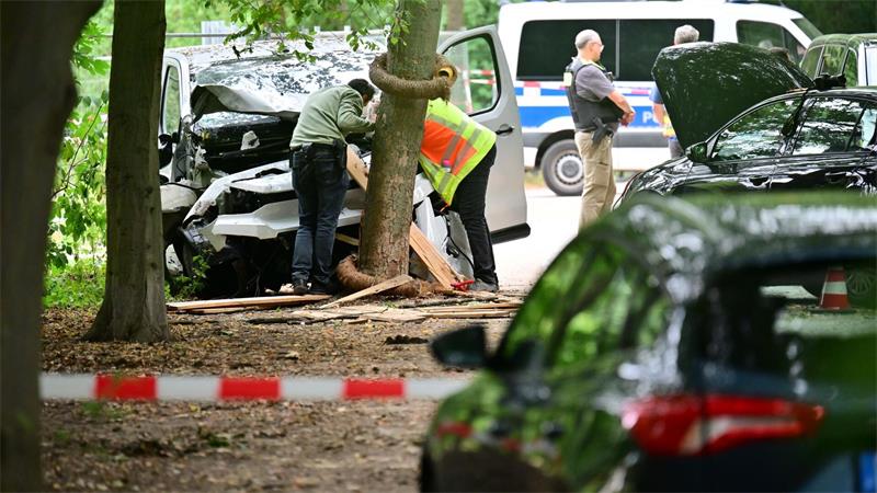 Mutter aus Polen stirbt bei CSD-Anschlag in Berlin Das Tatfahrzeug war ein weißer Van.