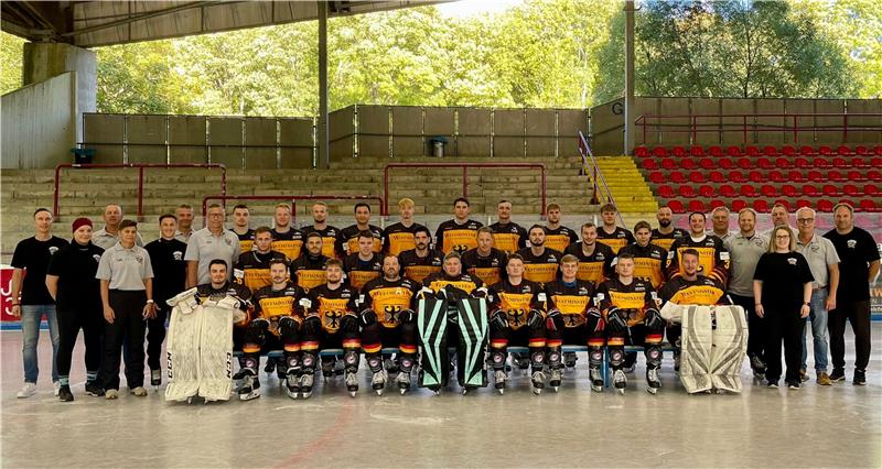 Das Team Germany der Polizei stellt sich im Wurmbergstadion zu einem Gruppenfoto auf.
