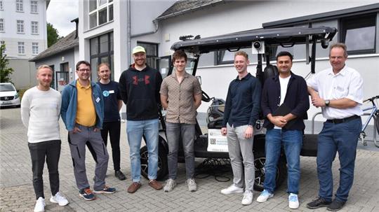 Das Team Shuttle² präsentiert sein Forschungsobjekt auf dem Energiecampus.