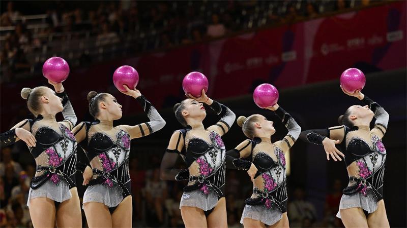 Das Team aus Deutschland tritt bei der Weltmeisterschaft der Rhythmischen Sportgymnastik mit ihrer Kür auf.