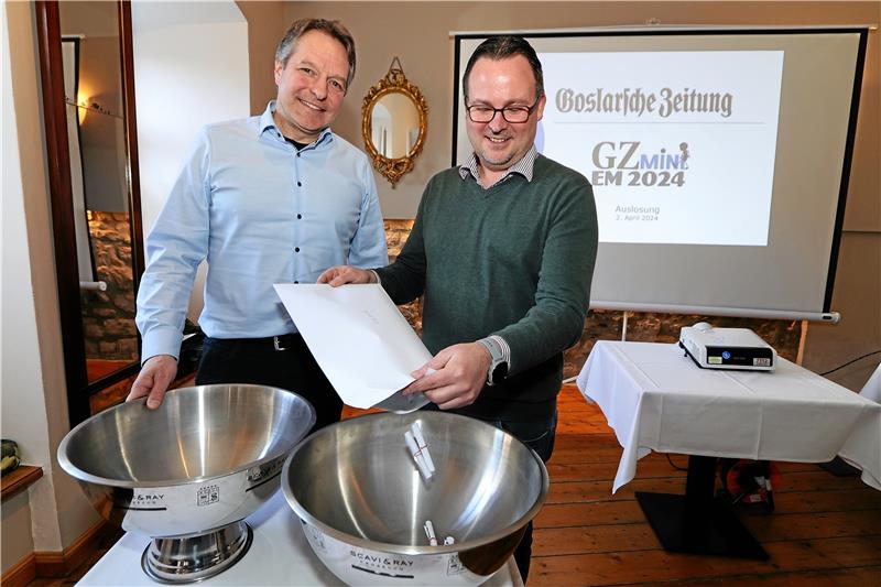 GZ-Mini-EM: Daumen drücken für Deutschland Das Team der GZ bereitet die Ziehung vor: Henning Bartel, Leiter Lesermarkt und Marketing, befüllt die Loskübel, Vermarktungsleiter Lutz Scheibel unterstützt. Foto: Epping