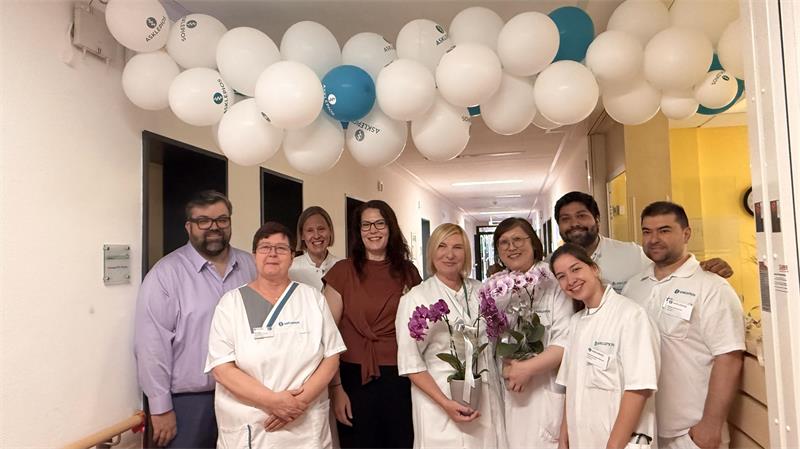 Das Bild zeigt nebeneinander von links Asklepios-Regionalgeschäftsführer Florian Nachtwey, Stationsleitung Elke Liebe, Ärztliche Direktorin Dr. Larissa Henze, Sabine Pfaff, Stabsstelle Pflegequalität, Geriatrie-Chefärztin Olga Magdea und ihre Ärzte Hye-Jeong Kim, Valeria Escandon-Moreno, Jorge Mario Alvarado Lopez und Stoica-Sorin Berdei.