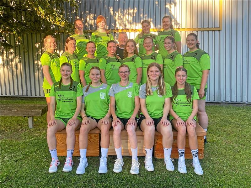 HSG Langelsheim/Astfeld setzt auf Konstanz Das Team der HSG Langelsheim/Astfeld: (hinten v. li.) Sabrina Ehli, Wencke Renken, Hartmut Paul, Lara Müller, Elea Dreßler; (Mitte v. li.) Marie Löwe, Sarah Schilff, Carolin Paul, Saskia Weinhold, Hannah Bothe, Lea Busch, Anne Traeger, Mona Traeger; (vorn v. li.) Merle Hahn, Emely Bornkessel, Nelia Jäckel, Emely Uhde, Hannah Maibaum. Auf dem Foto fehlen Katharina Kielhorn, Franziska Gil, Lena Klauenberg und Marie Ermrich. Foto: Privat