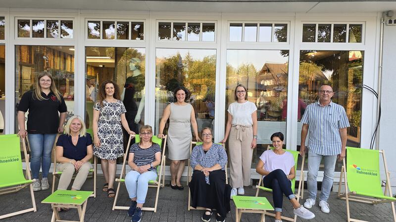 Das Team der Hahnenklee Tourismus Gesellschaft steht vor der neuen Tourist Information in der Rathausstraße bereit: Die Harzer Wanderwochen können losgehen.
