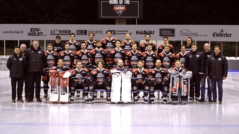 Das Team der Harzer Falken für die Saison 2015/26 umfasst drei Torhüter und 19 Feldspieler sowie Vorstand, Betreuer und Trainer Jozef Potac (3.v.r.).