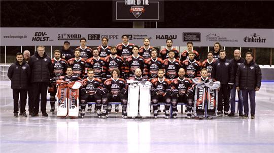 Das Team der Harzer Falken für die Saison 2015/26 umfasst drei Torhüter und 19 Feldspieler sowie Vorstand, Betreuer und Trainer Jozef Potac (3.v.r.).