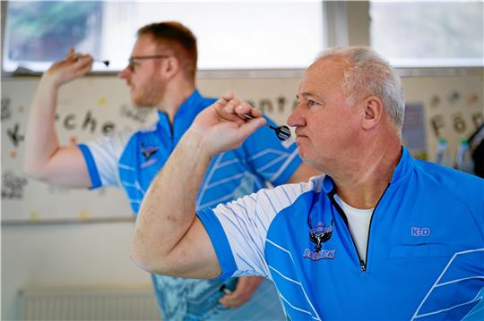 Das Team der Jerstedter Falken erwischt in Schönberg keinen guten Tag, hier Klaus-Dieter Peters (vorn) und Maximilian Lohse.  Foto: Drechsler