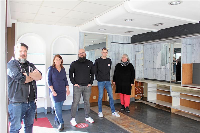 Das Team der Jugendfreizeitstätte Seesen nimmt die künftigen Räume der Einrichtung in Augenschein.  Foto: Stadt Seesen