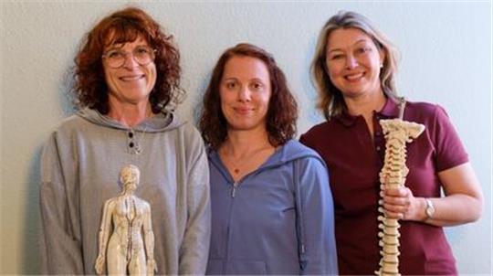Das Team der Physiotherapie Muhl (von rechts): Melanie Muhl, Jessica Haase und die neue Kollegin Silke Lieben. Nicht mit im Bild ist Inhaber Sievert Muhl.