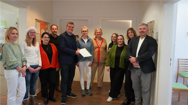 Die Mitarbeiter einer Praxis stellen sich zu einem Gruppenfoto auf.