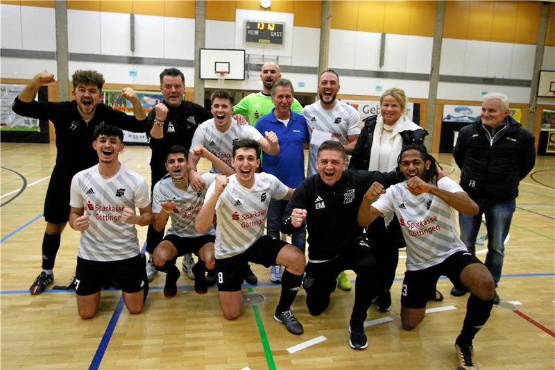Zwei Tage voller emotionaler Momente Das Team der SVG Göttingen freut sich über den Turniersieg und den Scheck über 500 Euro, den Goslars Oberbürgermeisterin Urte Schwerdtner gemeinsam mit dem GSC-Vorsitzenden Werner Penndorf überreicht. Foto: Epping