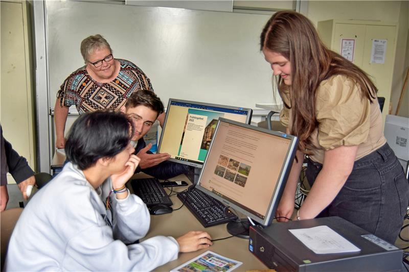 Das Team der Schülerzeitung hält Mitschüler auf dem Laufenden Das Team der Schülerzeitung bereitet die nächste Ausgabe vor. Dafür wird auch viel im Internet recherchiert. Die erste Ausgabe ist im März in der Schule an der Deilich erschienen (kleines Foto). Fotos: Neumann