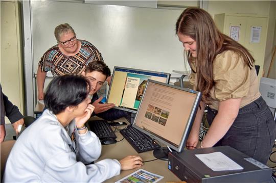 Das Team der Schülerzeitung bereitet die nächste Ausgabe vor. Dafür wird auch viel im Internet recherchiert. Die erste Ausgabe ist im März in der Schule an der Deilich erschienen (kleines Foto). Fotos: Neumann