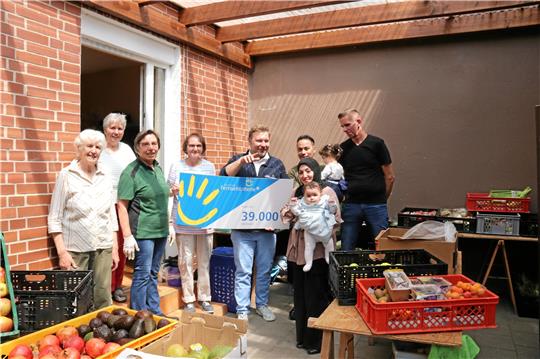 Das Team der Seesener Tafel freut sich über die Spende der Fernsehlotterie: Gudrun Engel (von links), Marita Behrens, Marianne Schmidt, Marion Deerberg, Stephan Masch (Repräsentant der Deutschen Fernsehlotterie), Nouredine Hamdi mit Tochter Jamira, Mariam Omayrat mit Tochter Mirale und Frank Schmidt. Foto: Hartmann