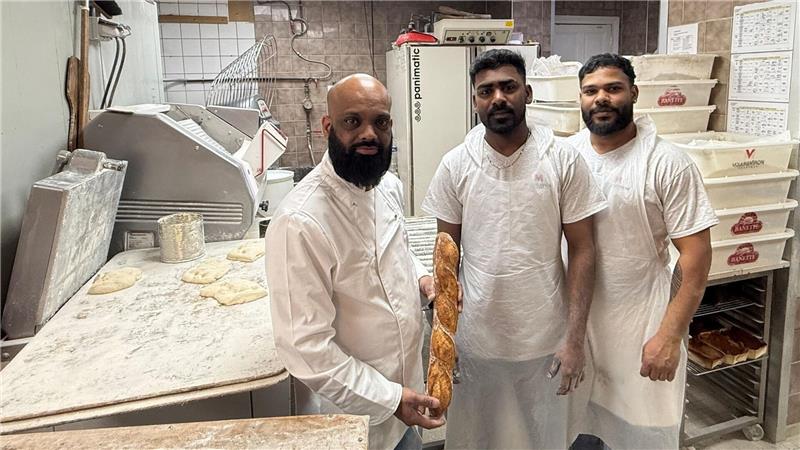 Das Team der Sieger-Bäckerei beim Pariser Baguette-Wettbewerb ist mächtig stolz.