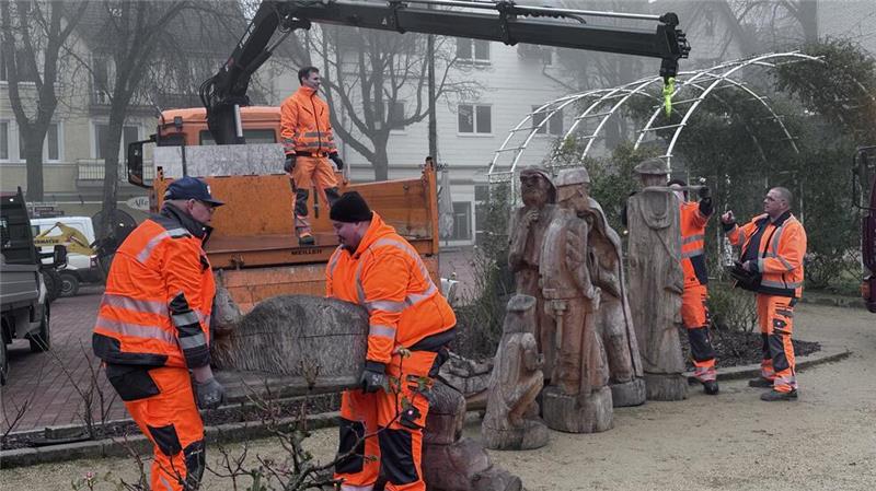 Die Krippenfiguren aus Bad Harzburgs Rosengarten sind verschwunden Das Team des Bauhofes verlädt die Figuren und transportiert sie ins Sommerlager auf dem Gestüt.