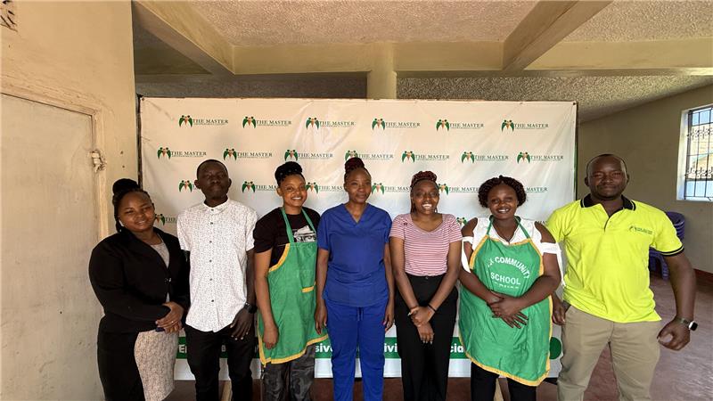 Das Team des Centers hat trotz der Herausforderungen viel Spaß an der Arbeit. Teresiah Mbugua (Projekt-Koordinatorin, v.l.), Robinson Otieno (Administrator und Verantwortlicher für Kommunikation), Jennifer Kambua (Praktikantin), Susan Waweru (Leiterin der Physiotherapie-Abteilung), Cynthia Kamau (Schulleiterin der Sonderschule), Purity Irungu (Betreuerin der Sonderschule), Job Mungania (Leiter des Centers).