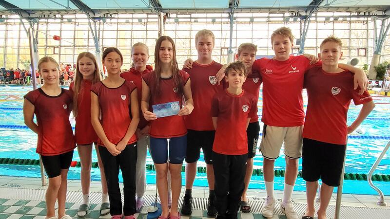 Glänzende Resultate bei Weihnachtsgala Das Team des MTV Goslar im Sportbad Heidberg in Braunschweig. Bei der Weihnachtsgala der SSG Braunschweig gibt es für die Finalisten Geldprämien. Isabella Janitzki (Mitte) gewinnt zehn Euro für Platz zwei über 50 Meter Brust.Foto: Privat