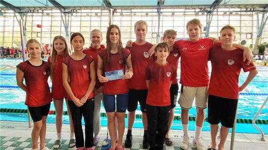 Das Team des MTV Goslar im Sportbad Heidberg in Braunschweig. Bei der Weihnachtsgala der SSG Braunschweig gibt es für die Finalisten Geldprämien. Isabella Janitzki (Mitte) gewinnt zehn Euro für Platz zwei über 50 Meter Brust.Foto: Privat