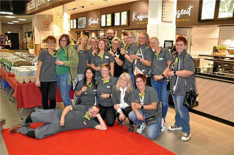 Edeka investiert 30 Millionen Euro in Goslarer Marktkauf-Standort Das Team freut sich auf den Start: Seit Mitte Mai 2023 hat der Marktkauf in der Baßgeige zu. Marktleiter Dirk Mettke (li.) und Geschäftsführer Dirk Große-Wortmann vergeben vier Schecks über je 500 Euro. Foto: Heine