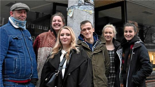 Das Team meldet sich zwischendurch auch zu Wort (v. l.): Chris, Anna, Kim, Lucas, Sany und Becks wollen nach der „Kö“-Schließung nicht einfach so von der Bildfläche verschwinden.  Foto: Roß