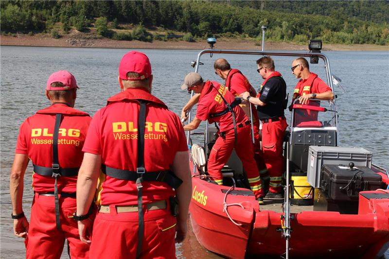 Das Team mit DLRG-Rettern aus Langelsheim und Braunschweig beginnt seine Suche.