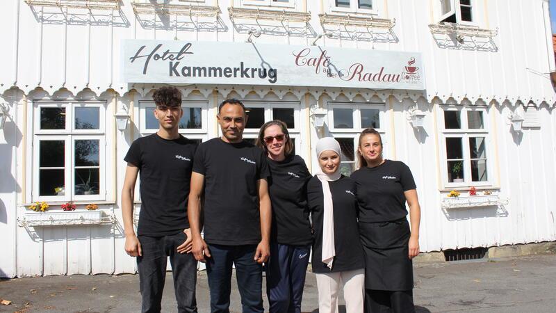 Neue Adresse für Frühstück und mehr Das Team von „Hotel Kammerkrug“ und „Café an der Radau“ freut sich auf seine Gäste. In der Bildmitte Mitinhaberin Erika Bayrakci.