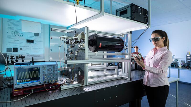 Im Team von Professor Christian Rembe wird auf dem Gebiet der Laser-Doppler-Vibrometrie ein „AeroQGrav“-Sensor aufgebaut. Zur Arbeitsgruppe gehört unter anderem Kristina Tolchkova.