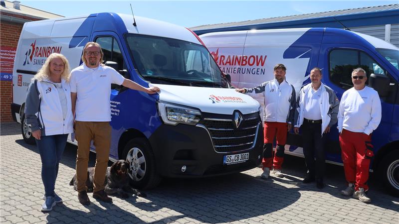 Firma „Rainbow“ Schadensanierungen neu im Seesener Industriegebiet Das Team von „Rainbow Sanierungen; Schaden- und Sanierungsmanagement Blaschnig“ mit Inhaber Carsten Blaschnig (2.v.l.) und der angehenden Schimmelspürhündin Cleo.