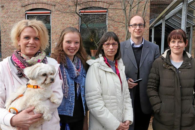 Das Team von der Klinik Dr. Fontheim: Sozialtherapeutin Anja Duderstaedt mit ihrem Hund Lotta, Annegret Müller, Martina Stegemann, Oberarzt Dr. Florian Hädrich und Susanne Alfeldt (v.li.).  Foto: Ciszewski