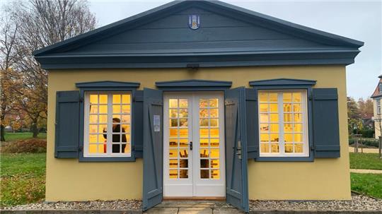 Das Teehaus im Stadtpark Oker beheimatet die Fotoausstellung von Dieter Sandte. Der Okeraner Ortsheimatpfleger plant bereits eine Wiedereröffnung im Frühjahr 2025 – auch mit neuen Fotos.