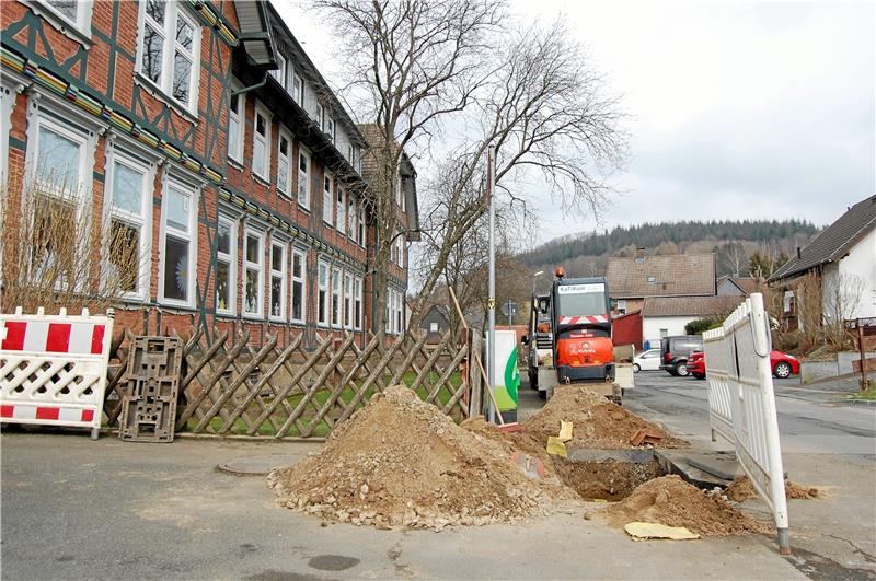 Das Telekom-Kabelnetz funktioniert nicht. Am Mittwoch ist eine Tiefbaufirma an der Grundschule zur Fehlerbehebung eingesetzt.  Foto: Heinichen