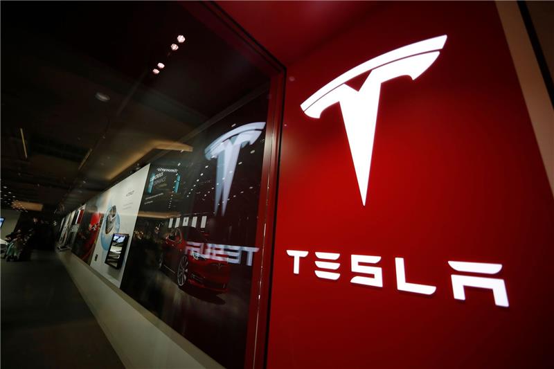 Tesla hofft auf Rekord-Halbjahr nach Corona-Dämpfer in China Das Tesla-Firmenlogo leuchtet in einem Einkaufszentrum in Denver.