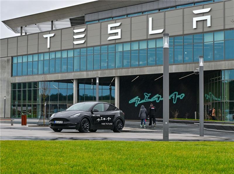 Das Tesla-Werk in Grünheide öffnete im März 2022 und hat nach Angaben des Unternehmens derzeit rund 12.500 Beschäftigte.